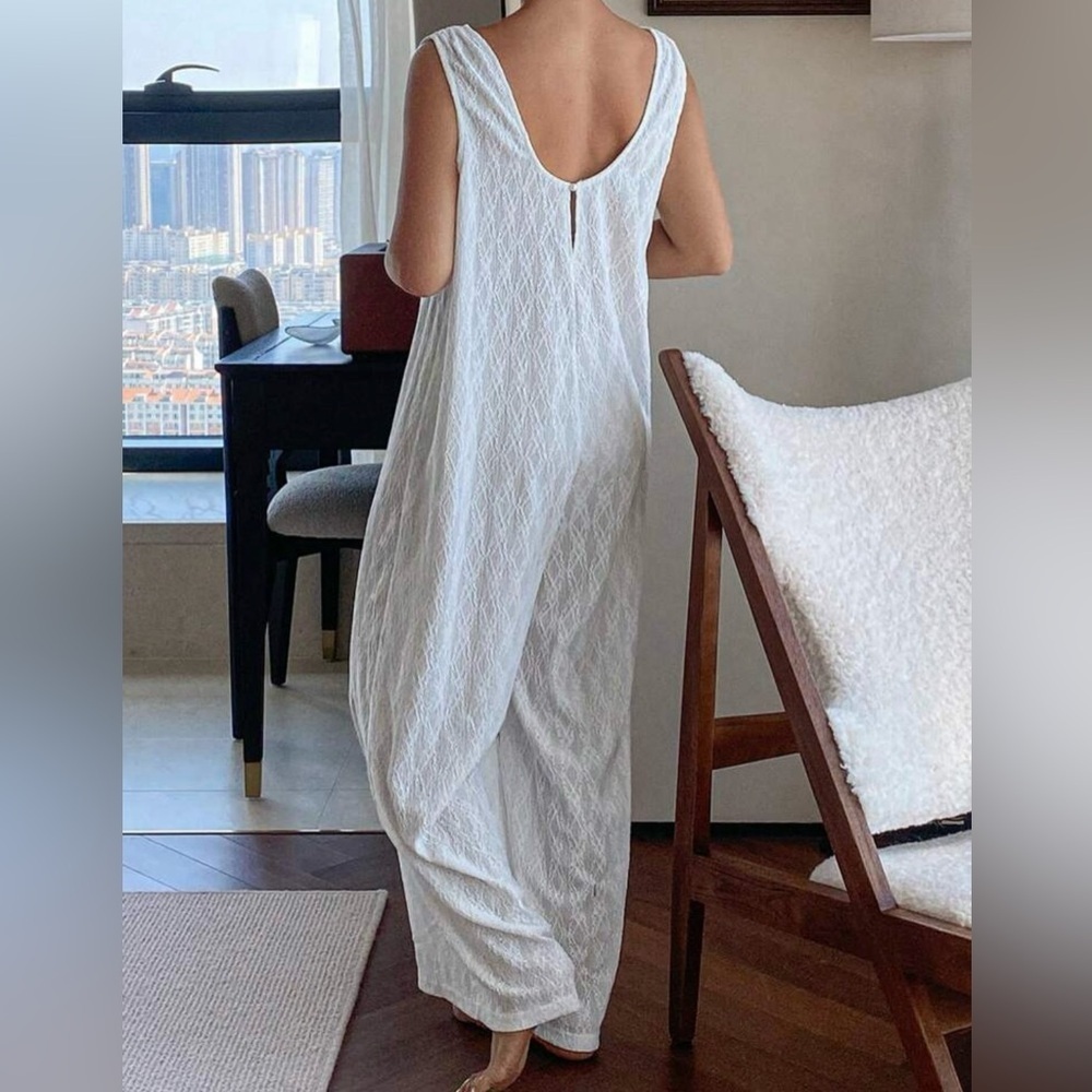 Chic White Sleeveless Jumpsuit with Delicate Details - Picture 2 of 10